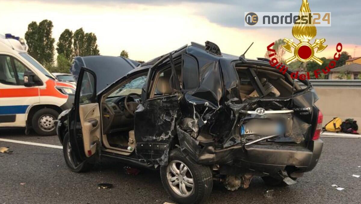 Scontro in autostrada tra due auto e due furgoni: tre persone ferite - 