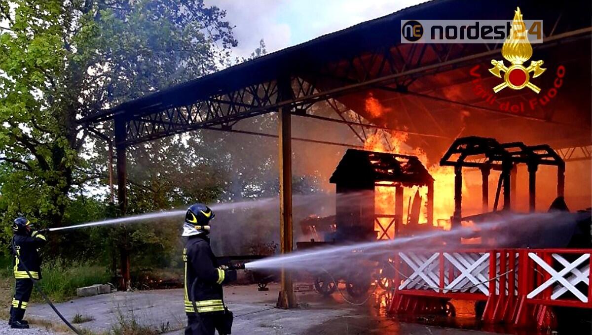 Incendio all'Ex Caserma di Cividale: bruciano i carri della rievocazione storica - 