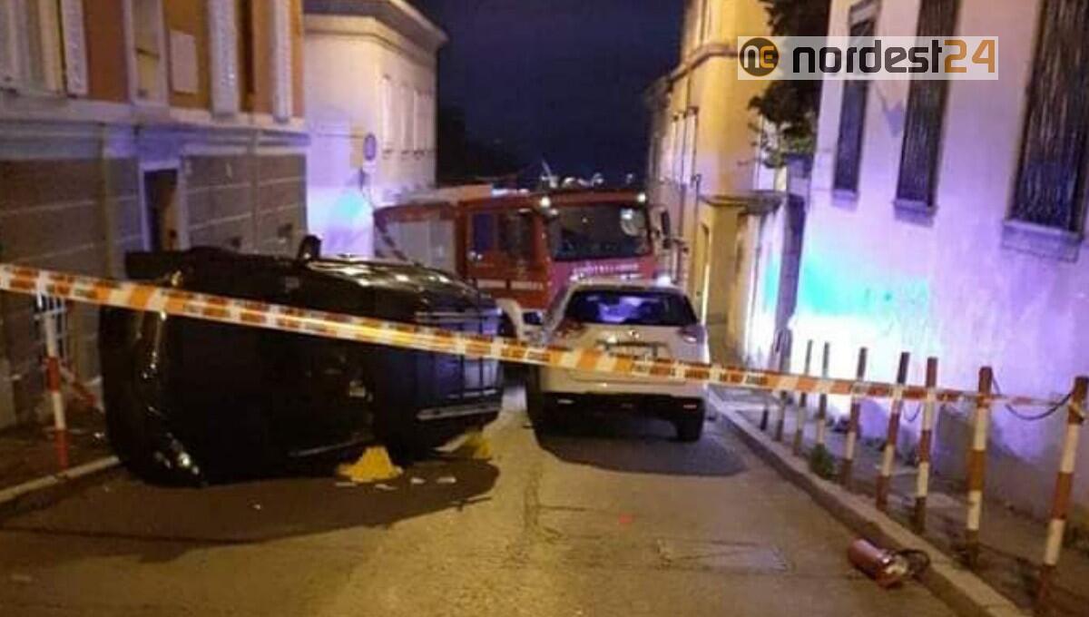 Incidente a Trieste: auto finisce rovesciata su un fianco - 