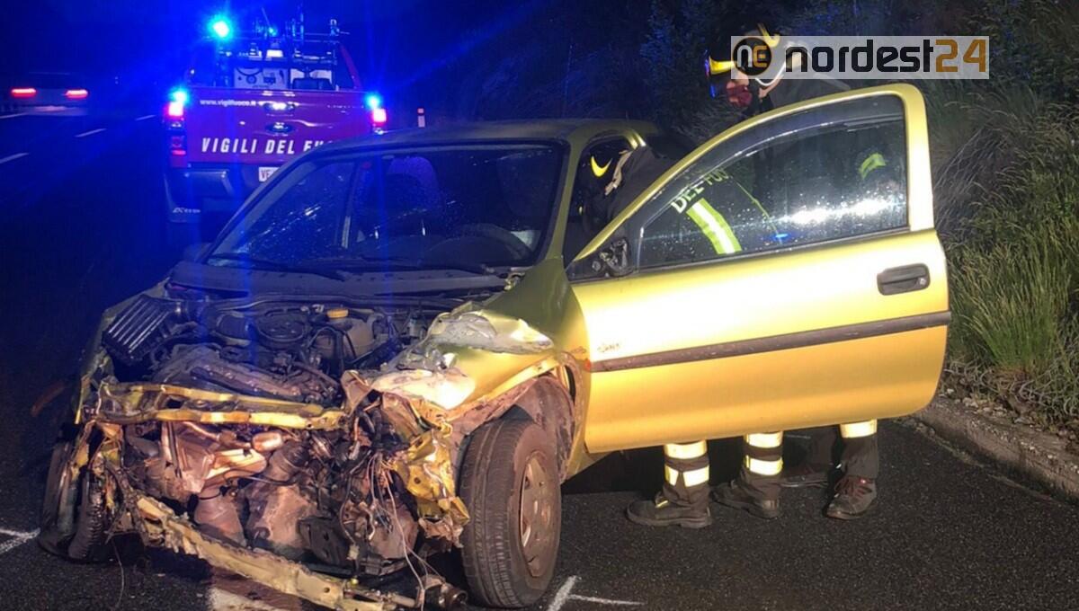 Perde il controllo dell'auto e finisce contro il guard rail sul raccordo autostradale RA13 - 