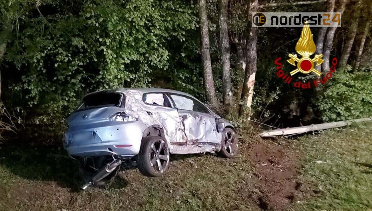Perde il controllo dell'auto, abbatte un palo del telefono poi contro gli alberi: ferito - 