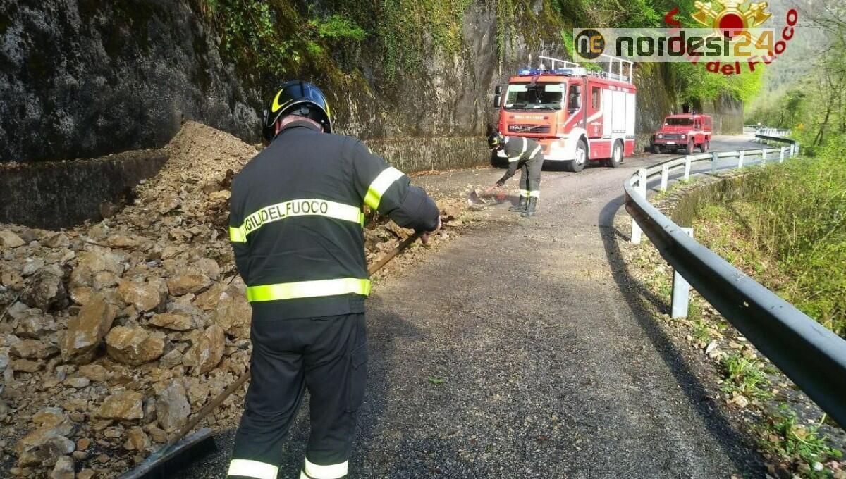 Frana invade la strada a Tramonti di Sotto: chiusa la SP57 - 