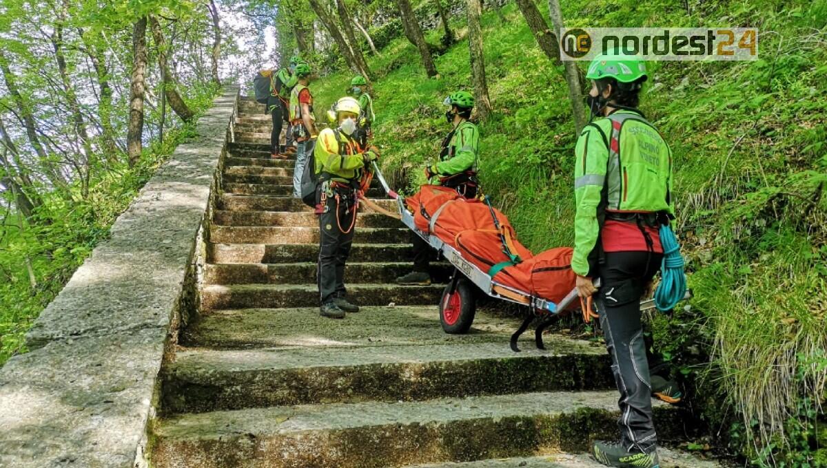 Inciampa lungo il sentiero e cade per 25 metri: deceduto escursionista - 