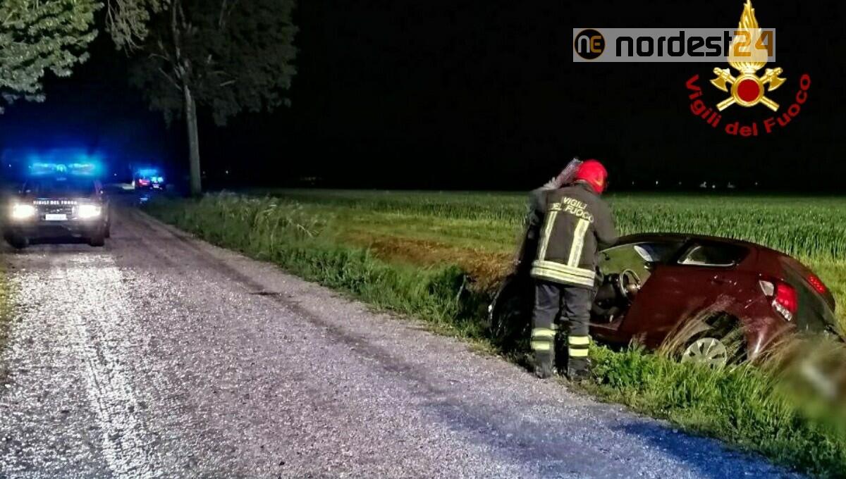 Incidente nella notte a Camino al Tagliamento (UD): auto nel canale - 
