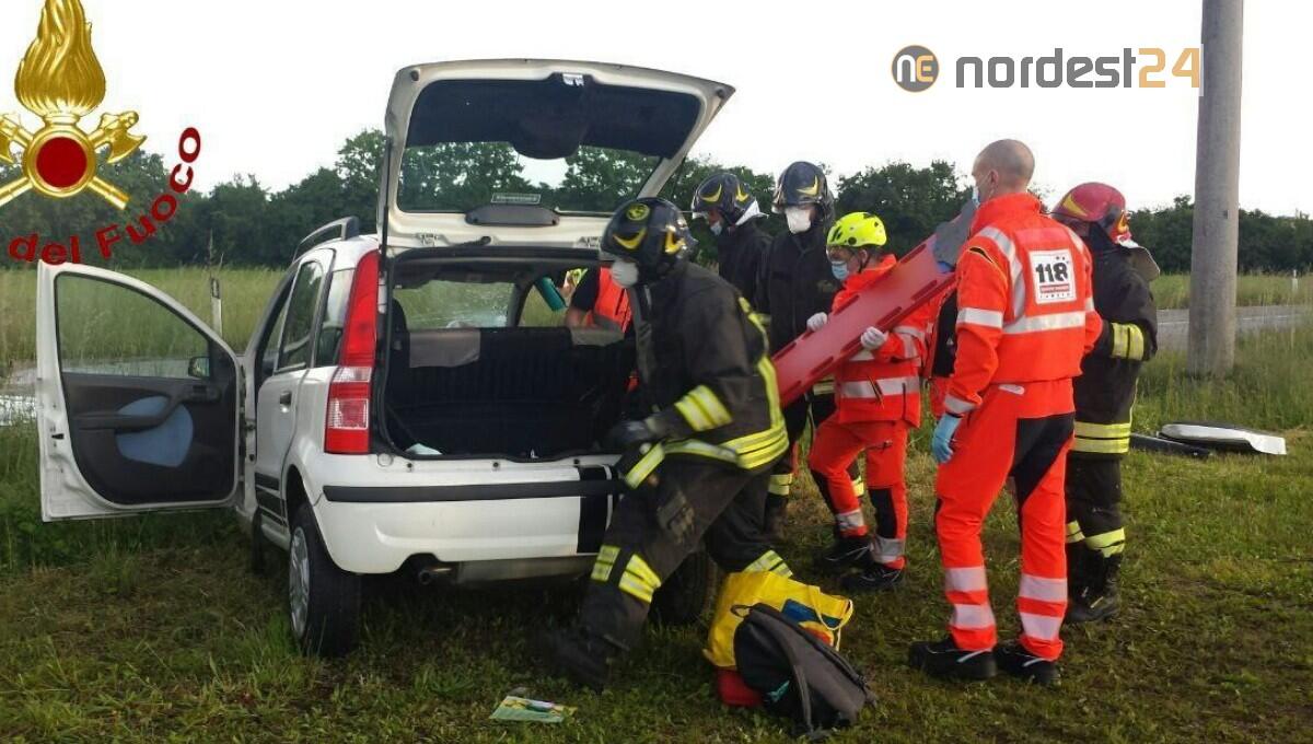 Scontro tra due auto ad Aviano: occupanti incastrati, estratti dai pompieri - 