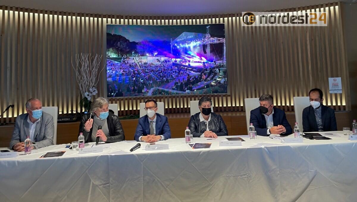 "Nottinarena", a Lignano 40 spettacoli dal vivo tra concerti, danza, cabaret e teatro per bambini - 