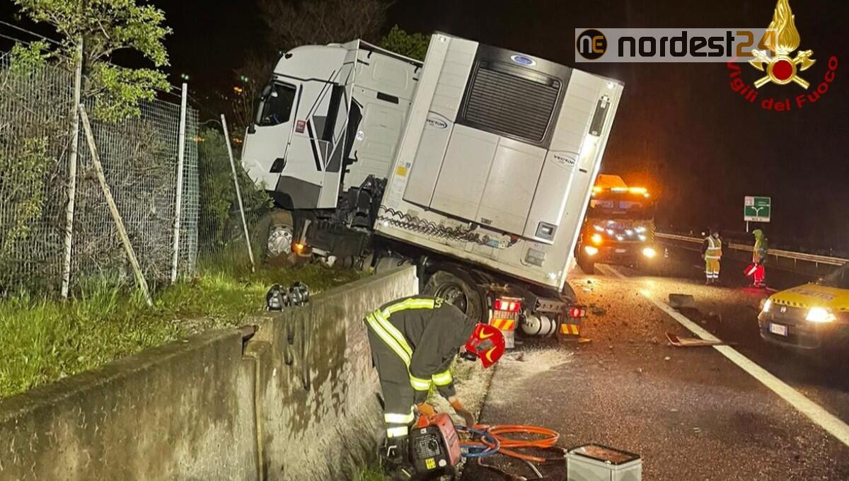 Tir nella notte finisce sospeso  su un muro a fianco della carreggiata - 