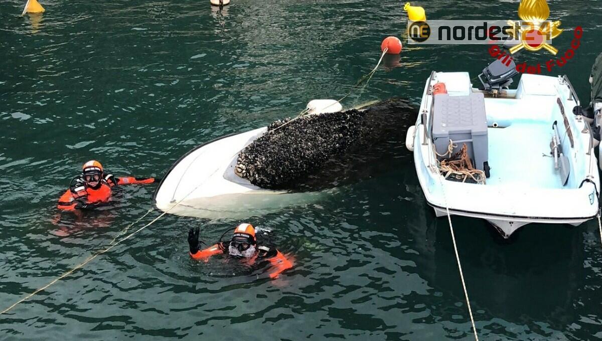 Recuperata un'imbarcazione semi affondata nel porticciolo dei "Filtri di Aurisina" - 