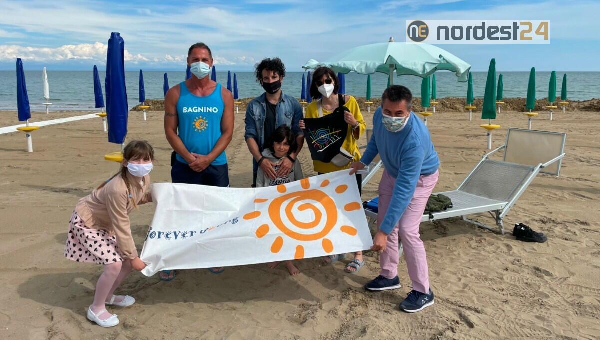 Consegnato oggi al primo turista della spiaggia di Lignano Pineta il premio “Primo sole” - 