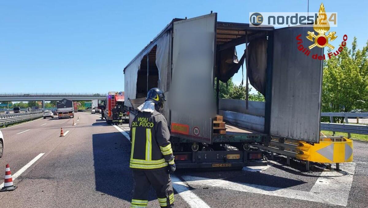 A fuoco il semirimorchio di un camion in A4: conducente in salvo - 