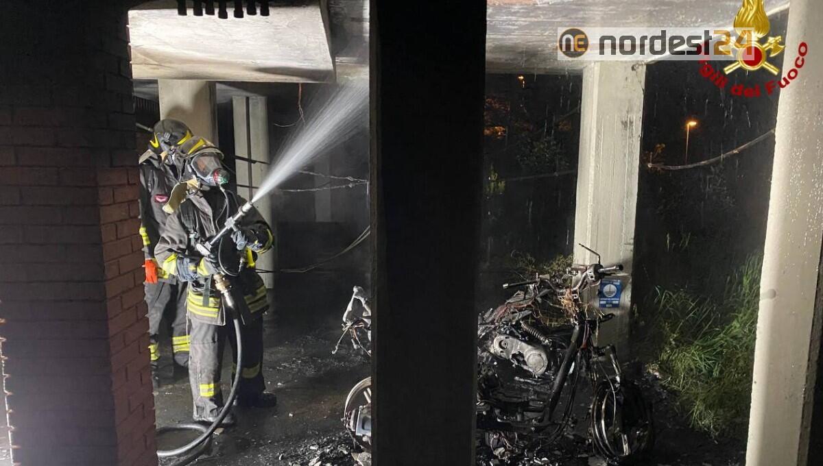 Incendio a Trieste: distrutti dalle fiamme due scooter nella notte - 