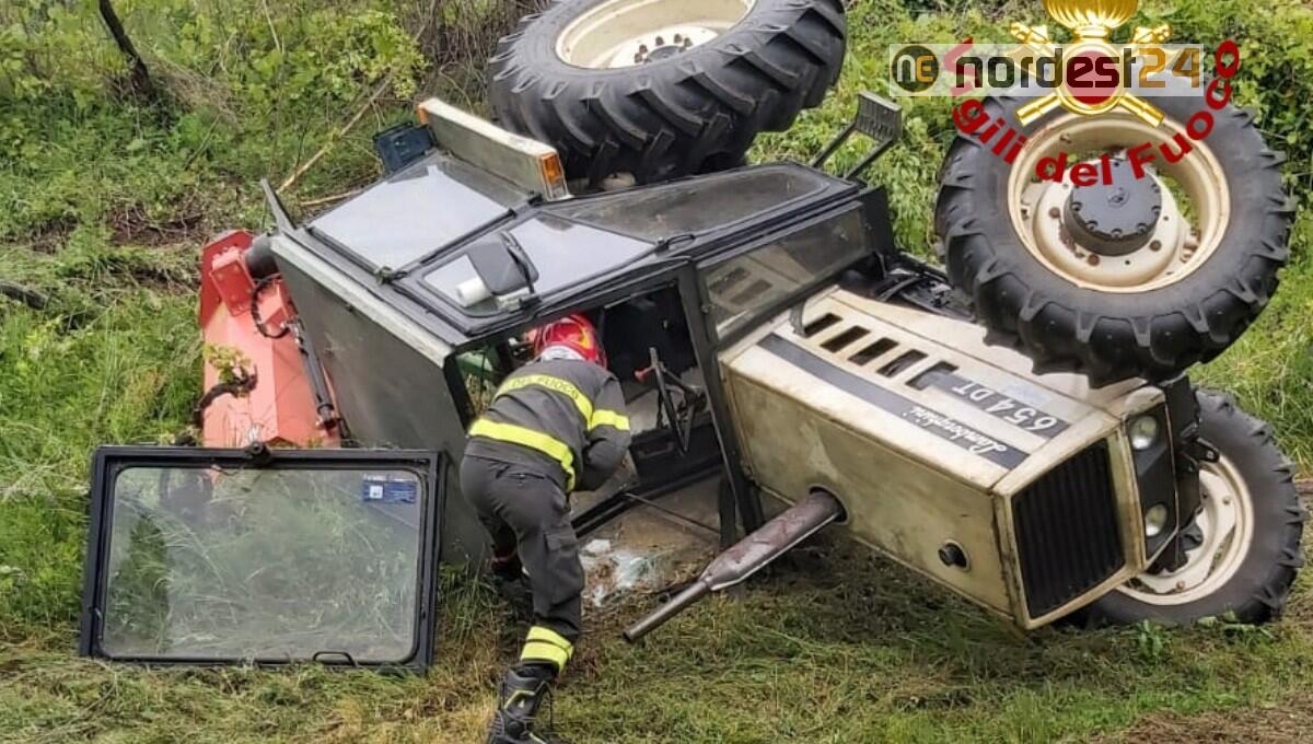 Si rovescia con il trattore e rimane incastrato: soccorso un agricoltore - 