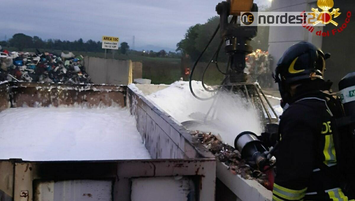 Incendio a Pradamano: bruciano i rifiuti nei container di un'azienda - 