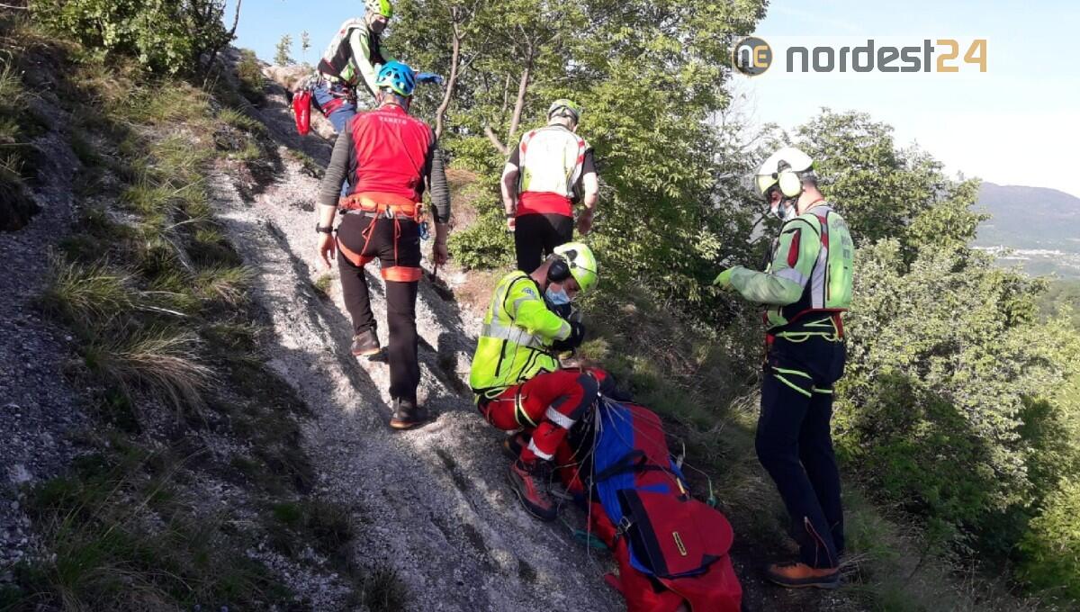 Scivola sul sentiero e si ferisce: soccorso e recuperato con un verricello - 