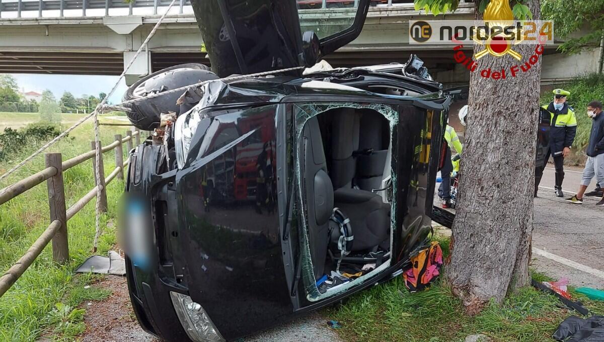 Incidente a San Stino di Livenza: auto finisce rovesciata contro un albero - 