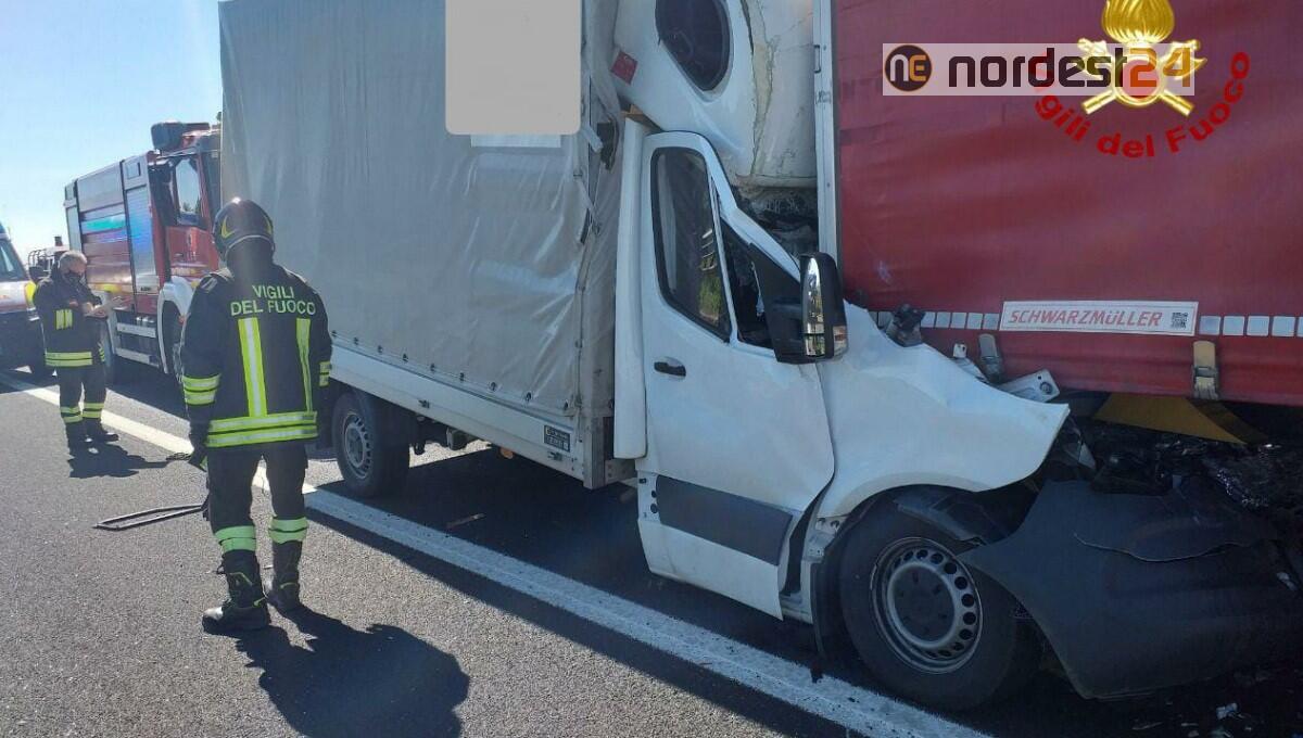 Inferno in A4: incidente mortale e un uomo investito - 