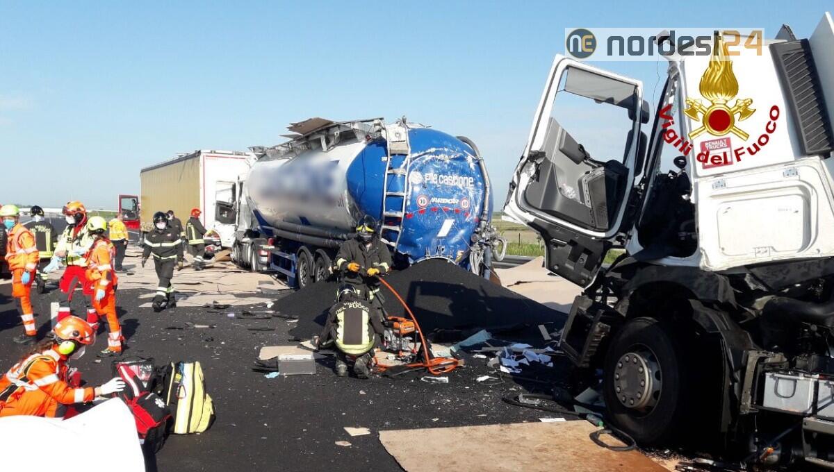 Incidente in A4 tra 3 mezzi pesanti: 4 feriti di cui uno grave - 