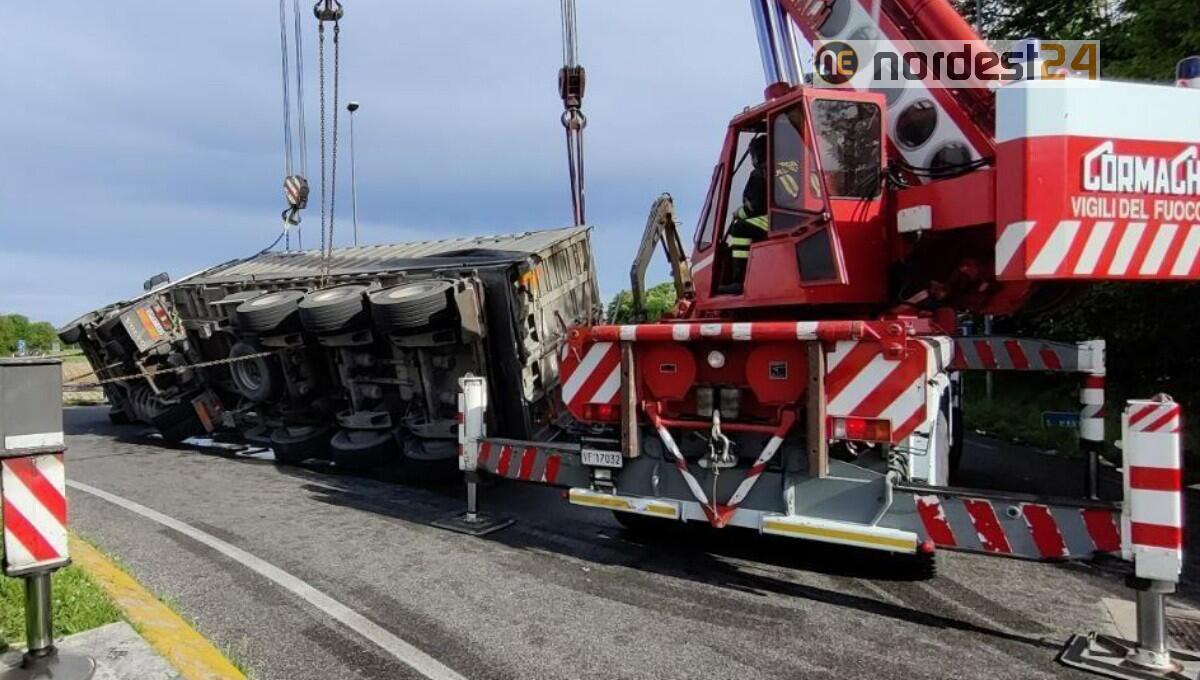 Camion carico di scarti di alluminio e magnesio si ribalta: intervento dei pompieri - 