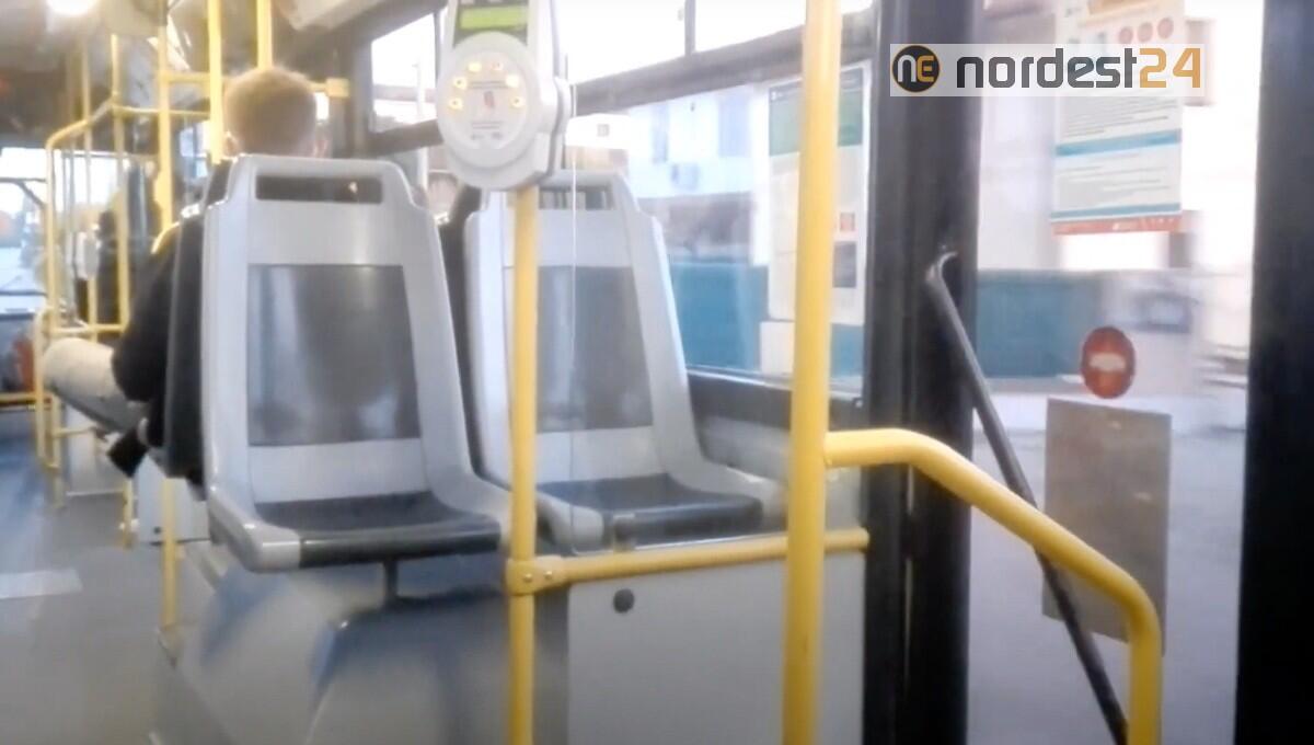Sale in autobus e gli resta in mano la maniglia: 72enne rovina sul marciapiede e si rompe un braccio - 