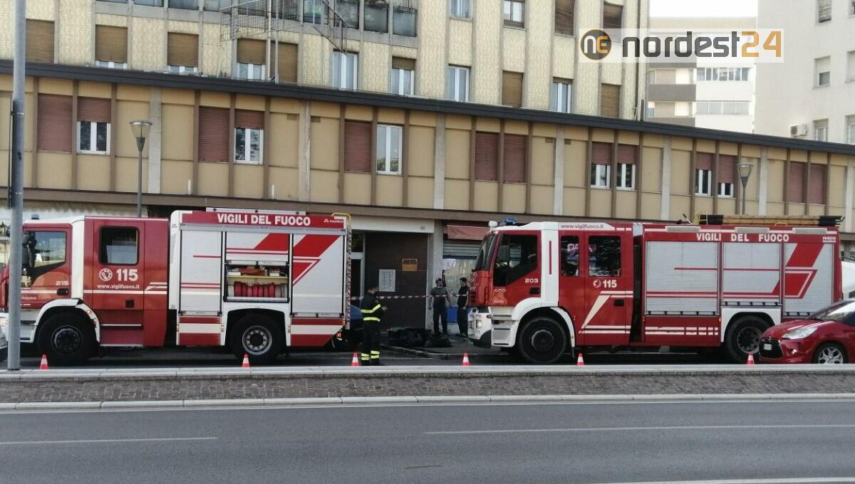 Udine. Si rompe una tubazione e si allaga il vano scale di un intero condominio - 