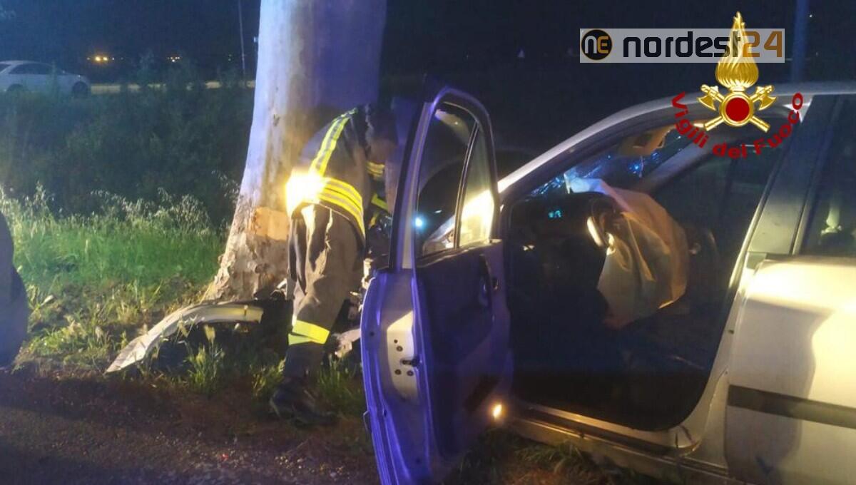 Scontro tra auto, una finisce contro un platano: due feriti - 