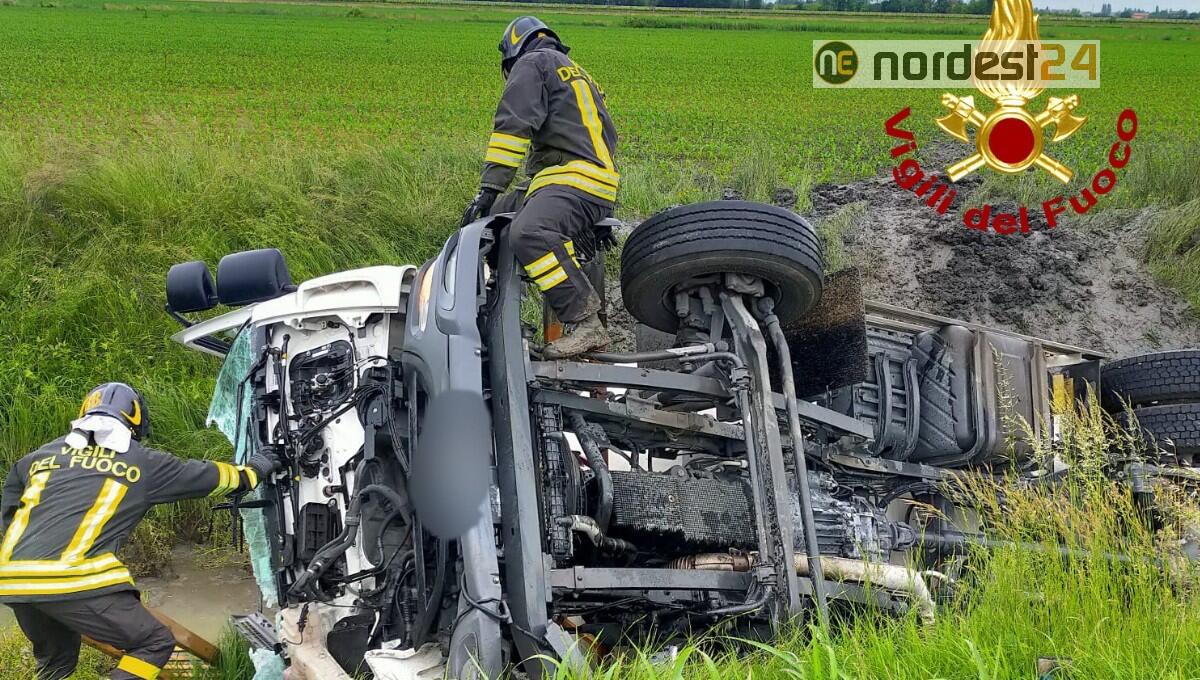 Autocisterna GPL e un'auto si scontrano, entrambi finiscono nel canale di scolo - 