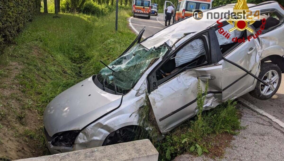 Auto finisce in un canale di scolo: ferite due persone - 