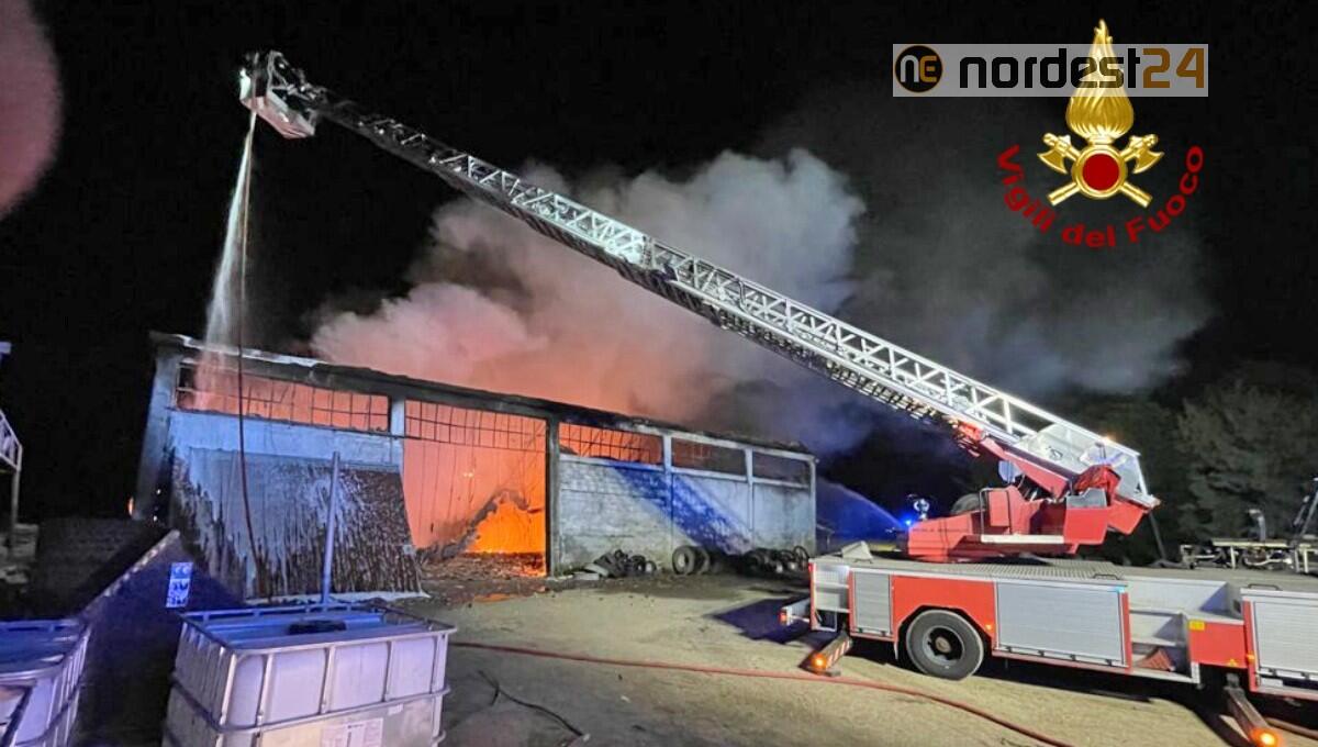 Incendio di un capannone agricolo nella notte: nessun ferito - 