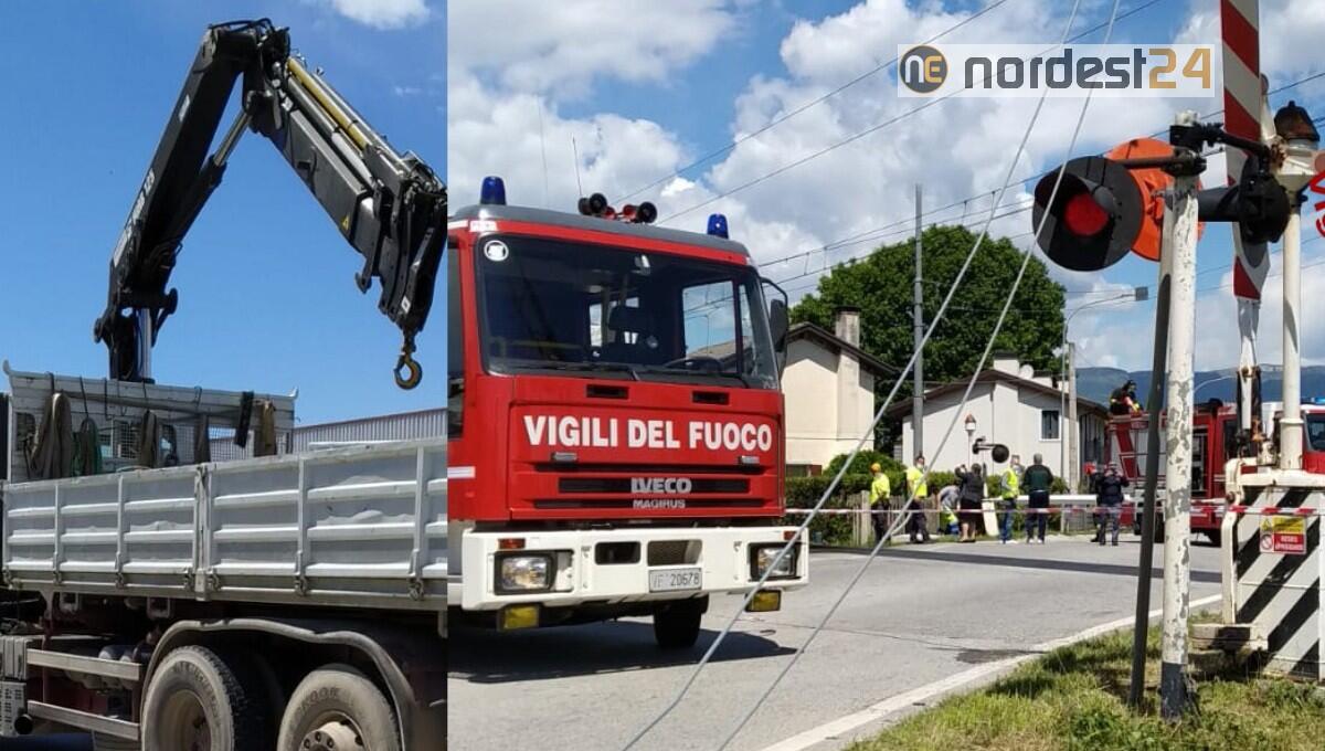 Dimentica di far rientrare la gru e abbatte i cavi della linea ferroviaria - 