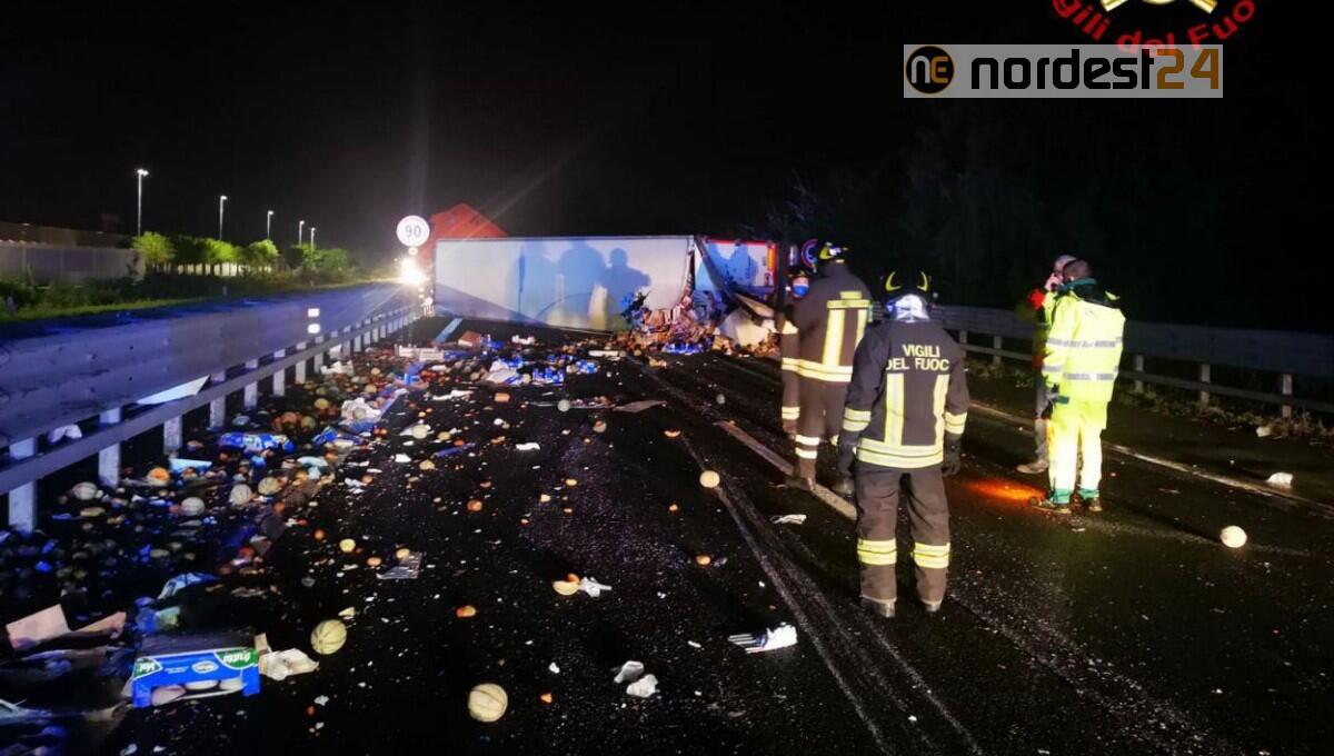 Camion carico di frutta e verdura si ribalta in A4 - 