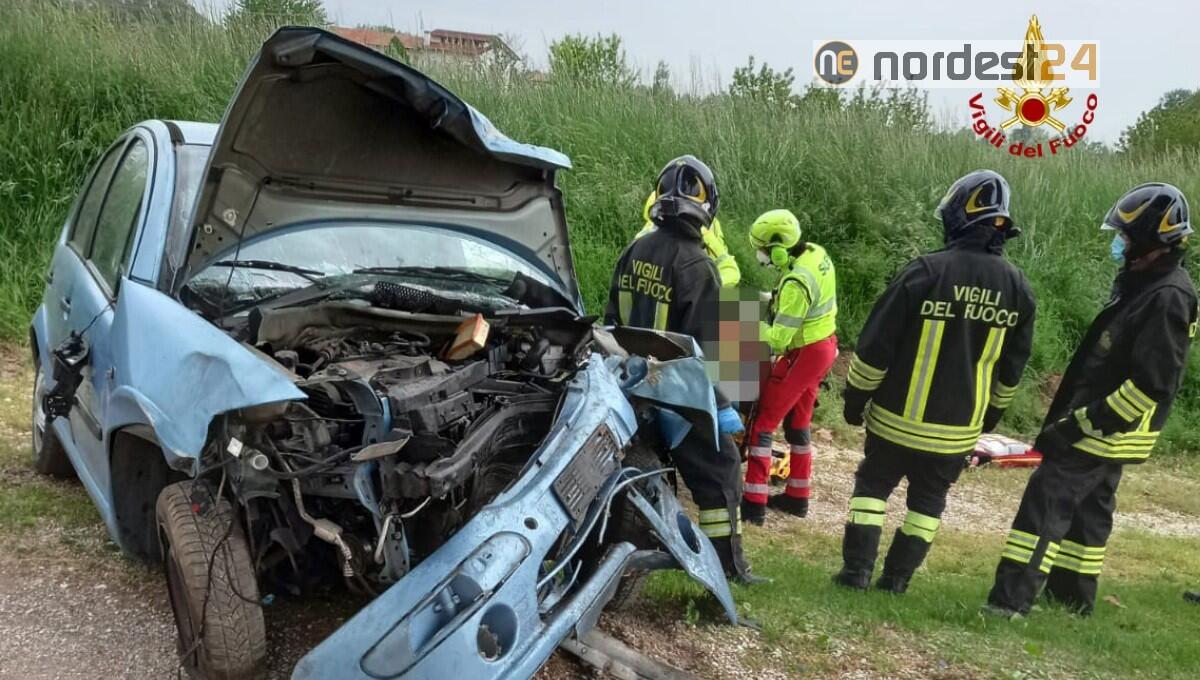 Si schianta contro un platano: gravissimo un 34enne - 