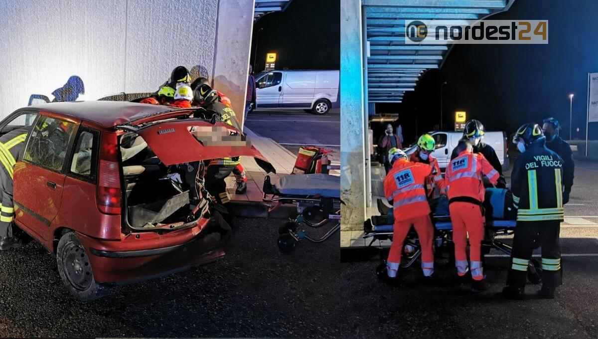 Schianto con l'auto durante la notte ad Aviano: ferito il conducente - 