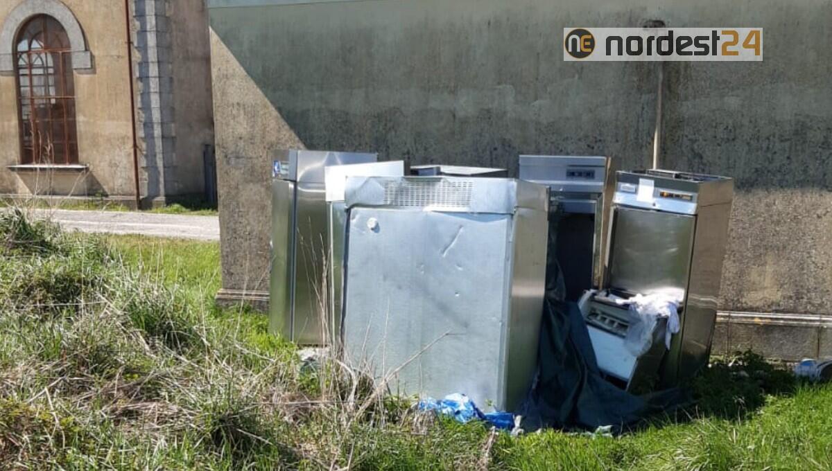 Abbandona rifiuti pericolosi a Sindacale: denunciato un uomo di Lignano - 