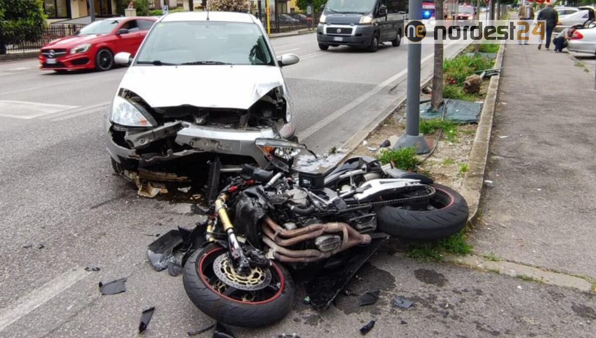 Violento scontro tra una moto e un’auto: gravemente ferito il centauro - 