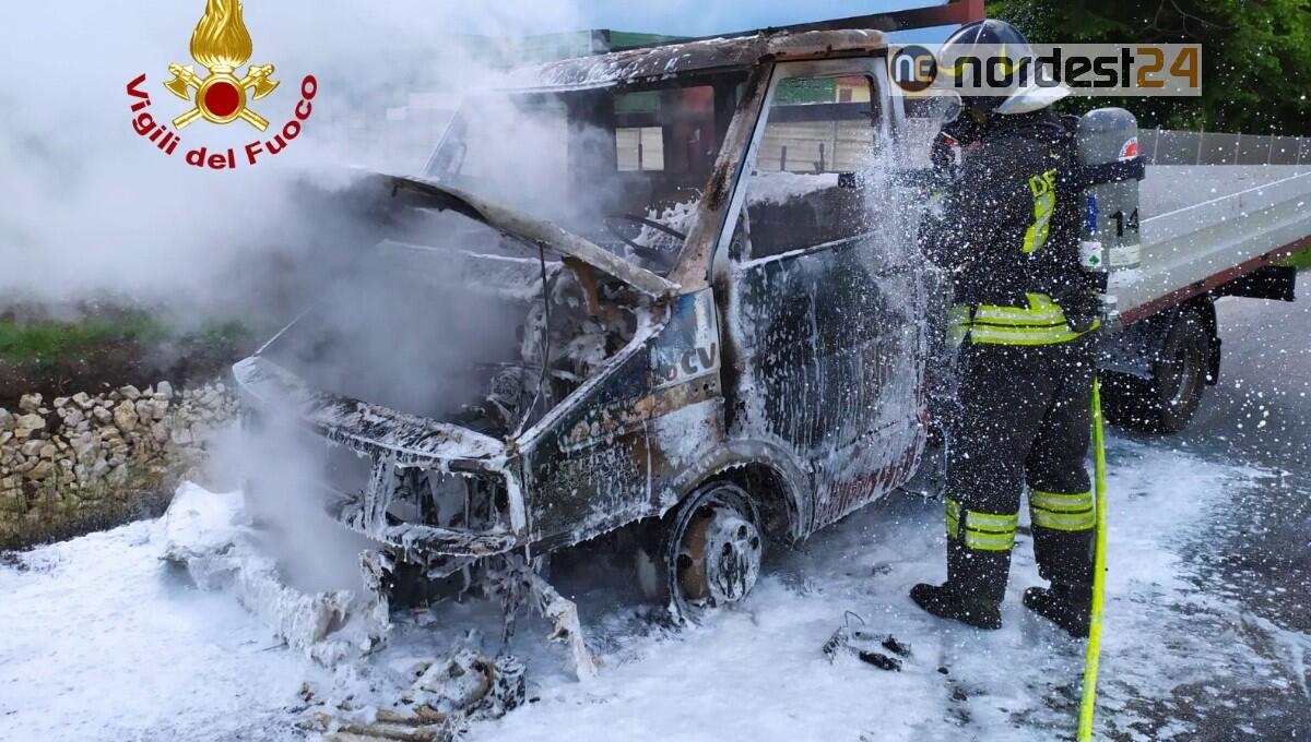 Incendio di un furgone cassonato: illeso l’autista - 
