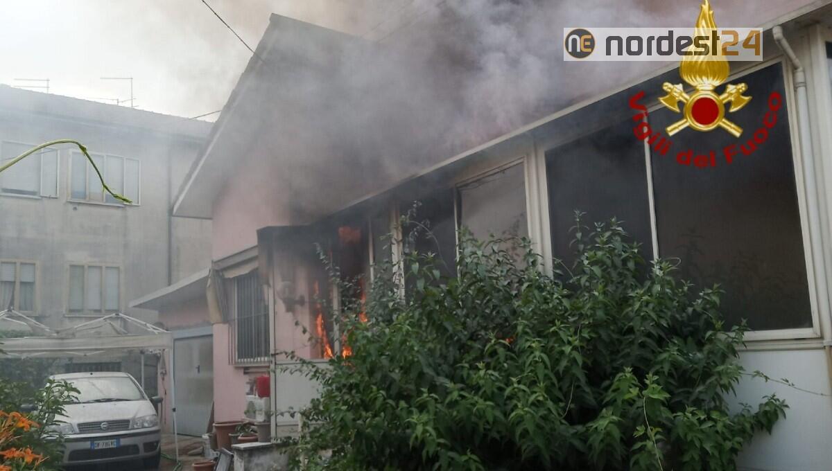 A fuoco la veranda di un’abitazione: ustionato il proprietario - 