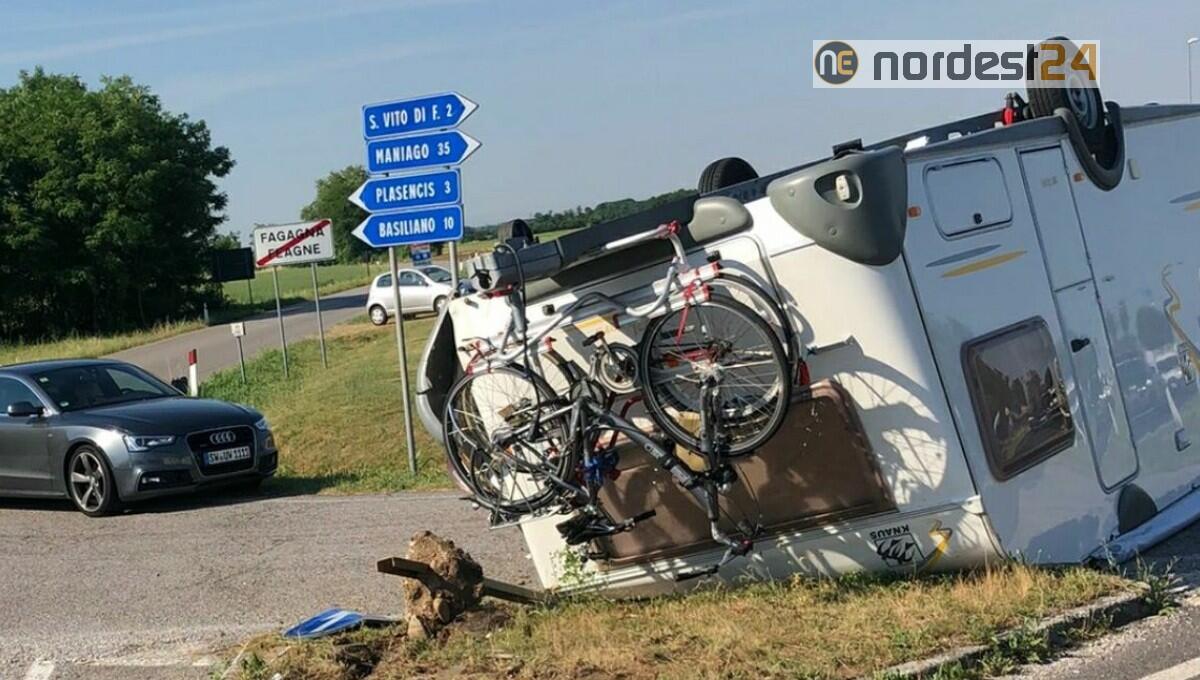 Si stacca dal gancio traino, roulotte si ribalta: nessun ferito - 