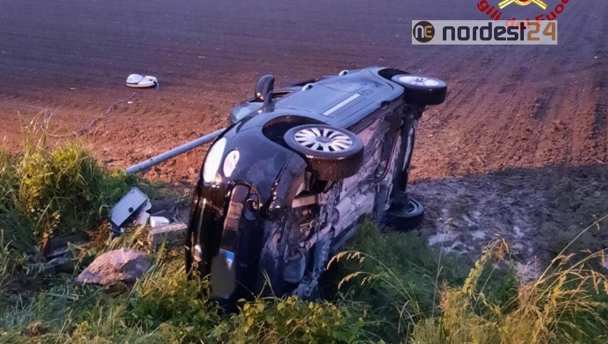 Perde il controllo dell'auto e si ribalta: ferite mamma e figlia di 2 anni - 