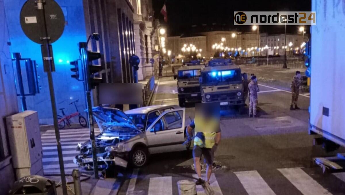 Incidente a Trieste nella notte: Golf contro camion di carburante - 