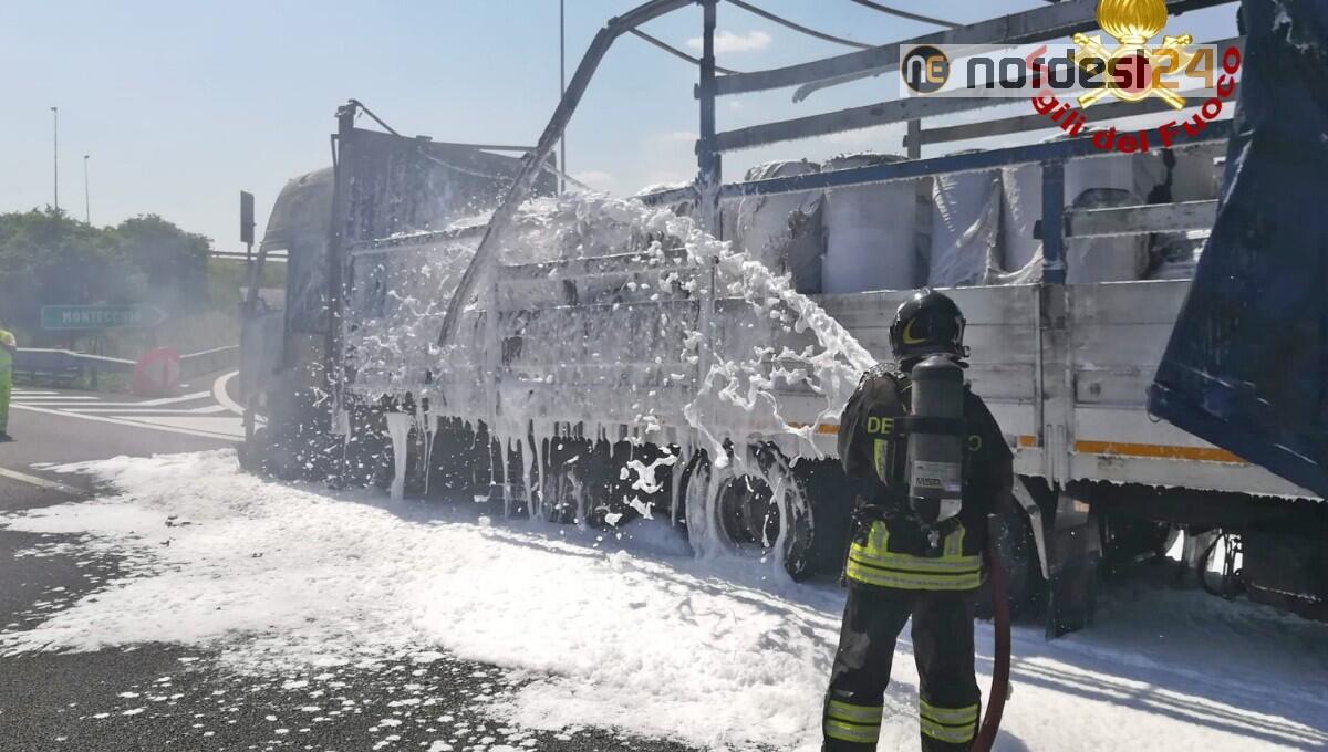 Incendio in A4 di un autoarticolato carico di rotoli di tessuti: nessun ferito - 