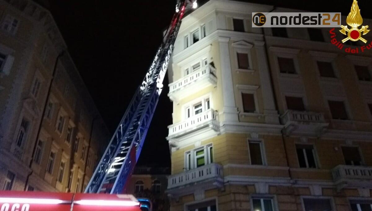 Fumo dal tetto di uno stabile a Trieste, brucia una canna fumaria - 