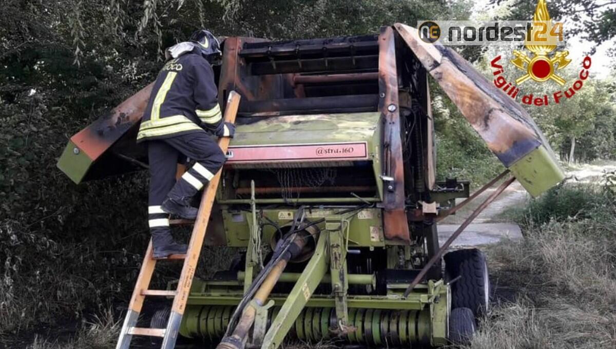 Rotopressa in fiamme a Remanzacco: si salva l'agricoltore - 