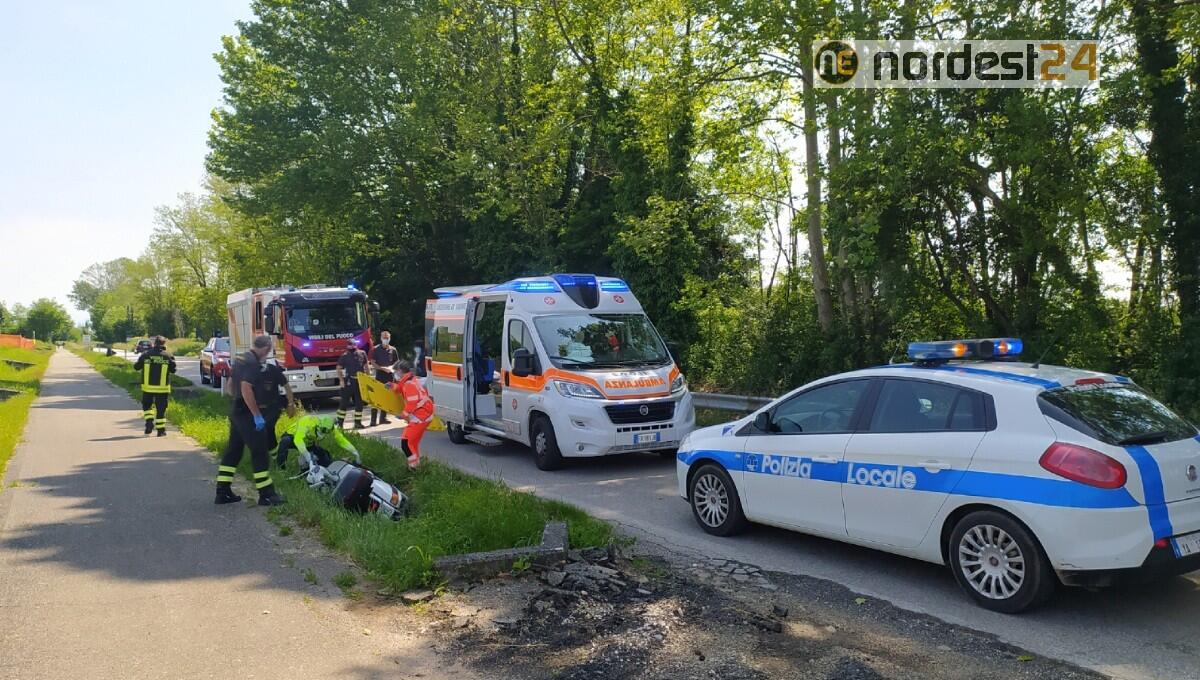 Perde il controllo della Vespa tra Bressa e Pasian di Prato finendo nel fossato: ferito 78enne - 