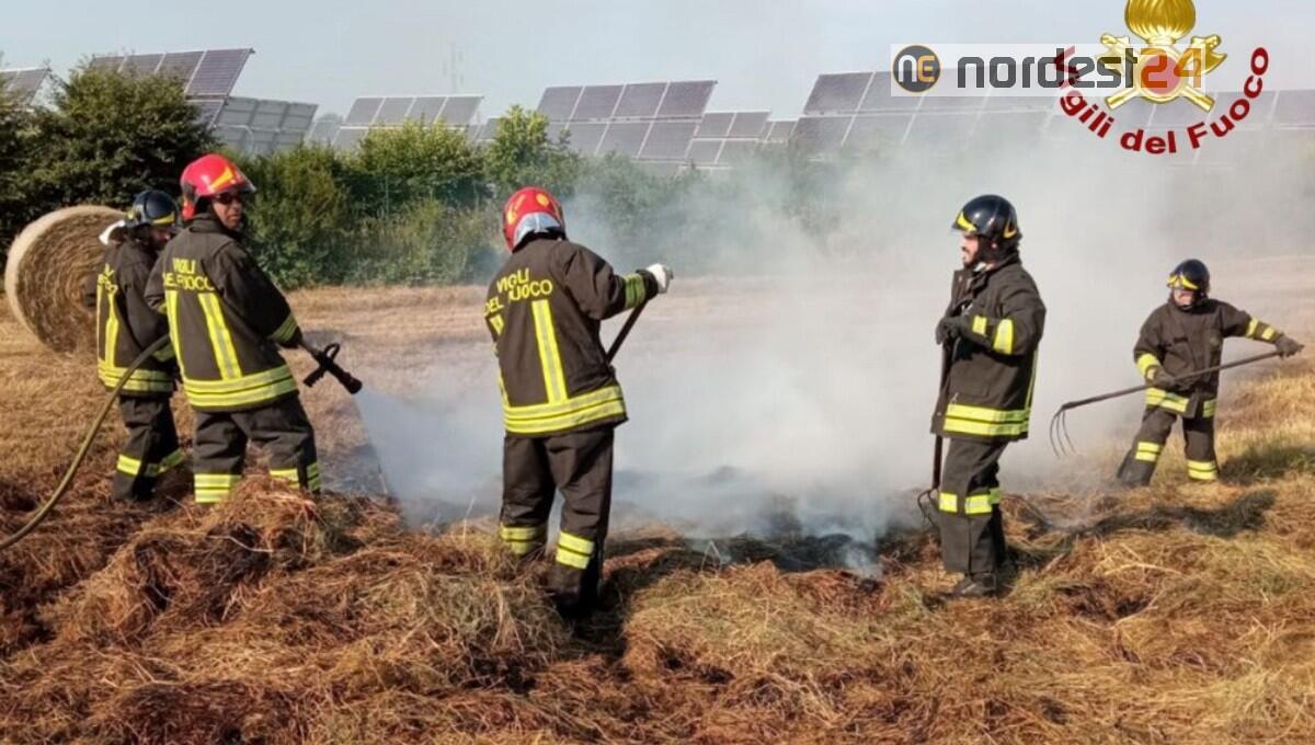 Codroipo, incendio di rotoballe in un campo adiacente all'ex polveriera - 