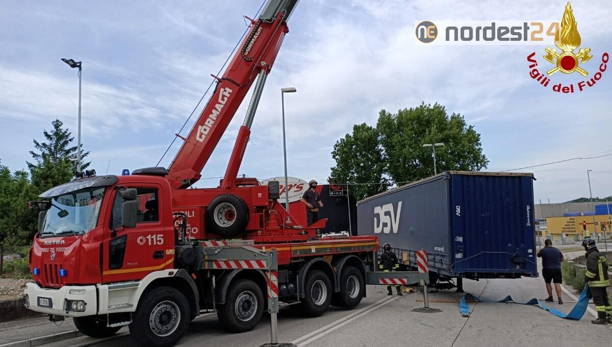 Trieste. Mezzo pesante perde il rimorchio paralizzando il traffico - 
