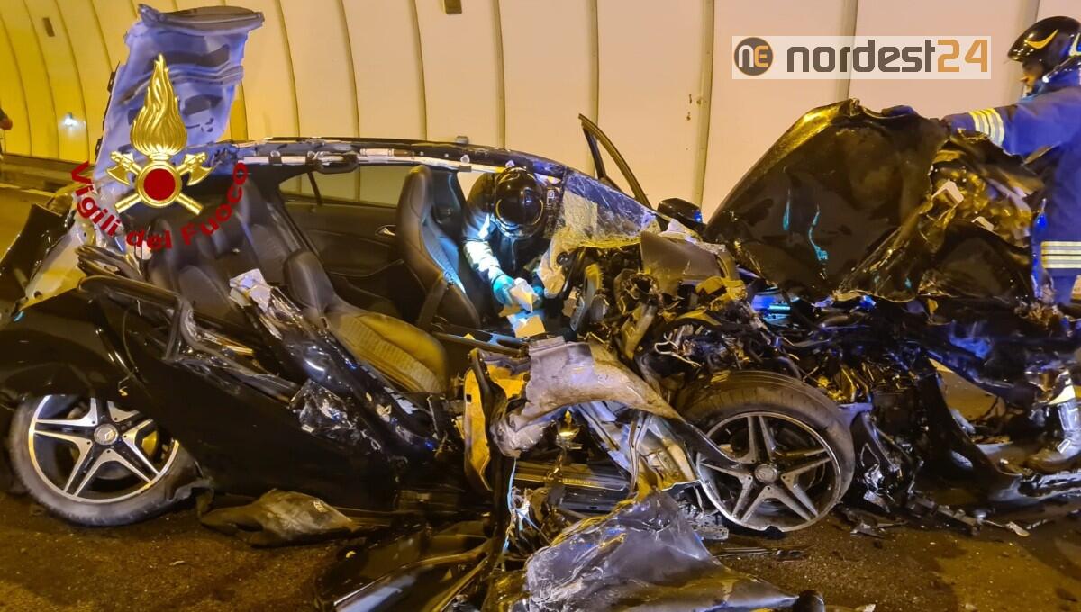 A4, scontro in galleria tra auto e mezzo pesante: grave un 22enne - 