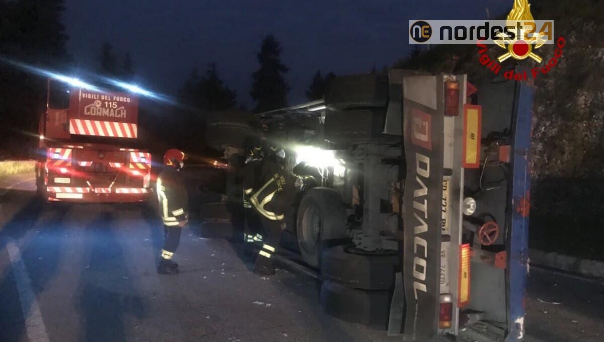 Si ribalta il rimorchio di un autotreno: morti 300 tacchini - 