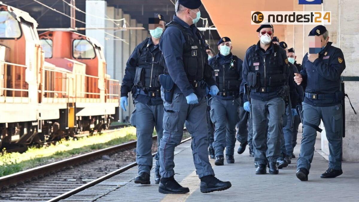 Udine, ubriachi molestano viaggiatori e Polizia: 3 Daspo urbani - 