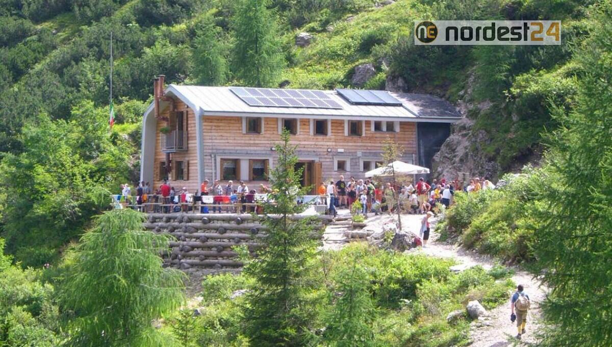 Forni di Sopra. Riapre il rifugio Flaiban Pacherini, uno dei luoghi più affascinanti e scenografici - 
