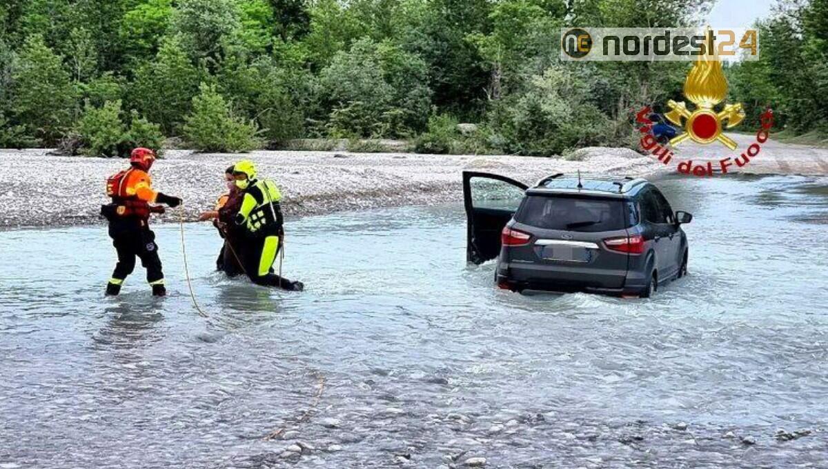 Tenta di attraversare il guado di Murlis in piena, ma rimane bloccato - 